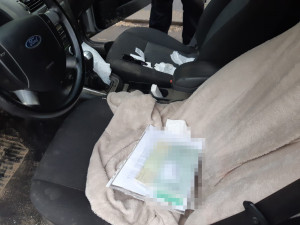 VIDEO: Zfetovaný řidič s pěti zákazy řízení si jel pro drogy k dealerovi. Prozradil to policii