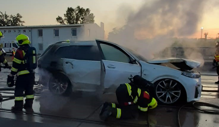 FOTO: V Chodovské ulici dnes hořelo auto. Vznikla škoda za milion korun