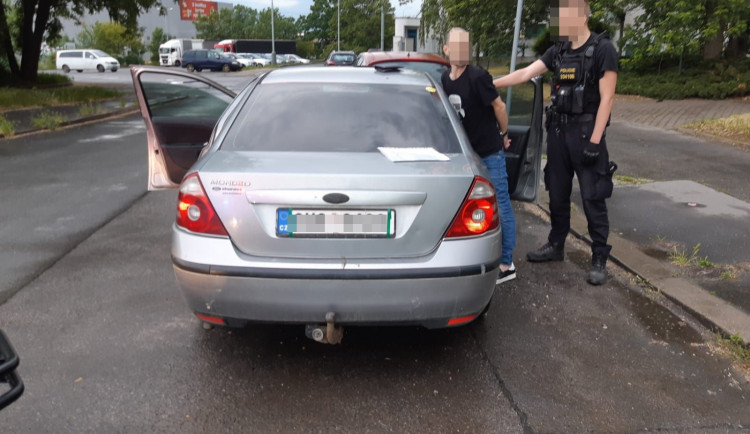 VIDEO: Zfetovaný řidič s pěti zákazy řízení si jel pro drogy k dealerovi. Prozradil to policii