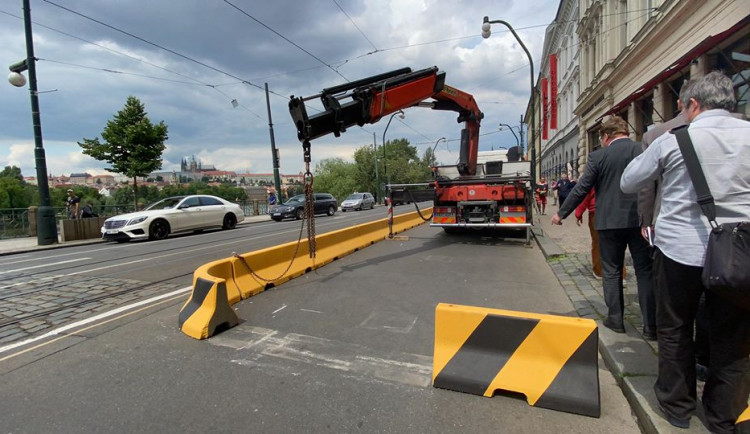 Odstraňování bloků na Smetanově nábřeží.