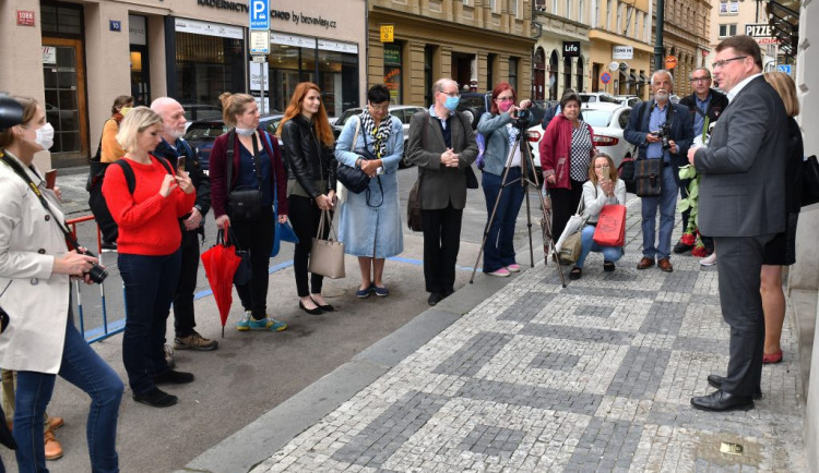 FOTO: Nový kámen zmizelých v Soukenické ulici připomíná Emilii Weissbergerovou