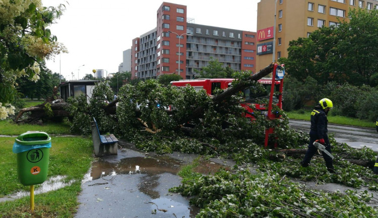 FOTO: Prahu zasáhla silná bouřka. V Thomayerově nemocnici zaplavila voda suterén