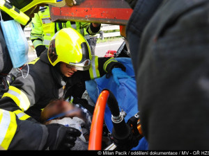 Jeho držení za ruku mi zachránilo život,  přestala jsem se bát, děkuje žena pražskému hasiči.