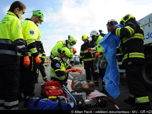 Jeho držení za ruku mi zachránilo život,  přestala jsem se bát, děkuje žena pražskému hasiči.