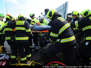 Jeho držení za ruku mi zachránilo život,  přestala jsem se bát, děkuje žena pražskému hasiči.