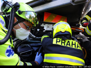 Jeho držení za ruku mi zachránilo život,  přestala jsem se bát, děkuje žena pražskému hasiči.