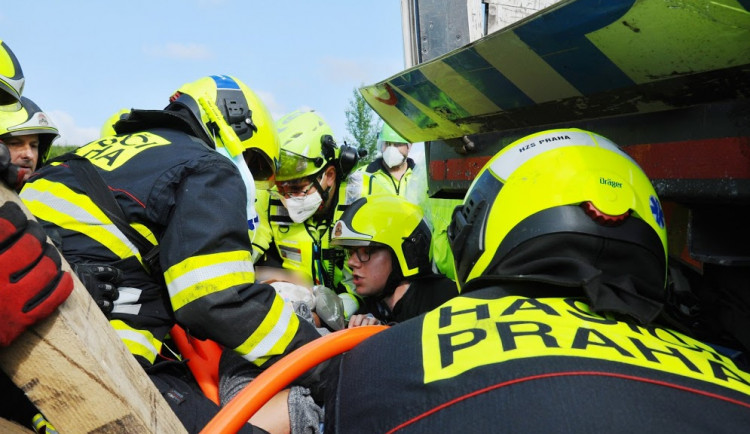 Jeho držení za ruku mi zachránilo život,  přestala jsem se bát, děkuje žena pražskému hasiči.