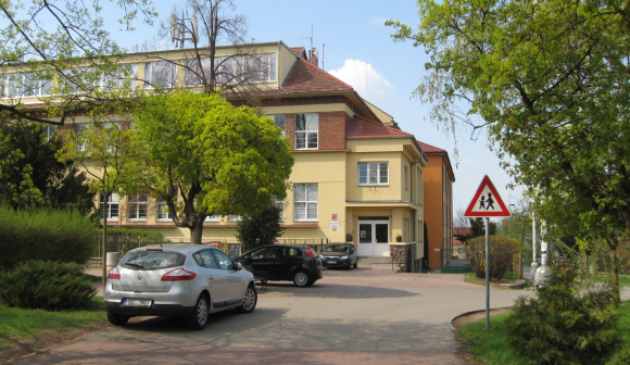 Ředitel školy ve Vinoři má covid-19. Není jasné, co bude dál s výukou