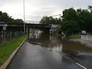 FOTO: Pražští hasiči řešili během včerejška téměř padesát zásahů v souvislosti s bouřkou a deštěm