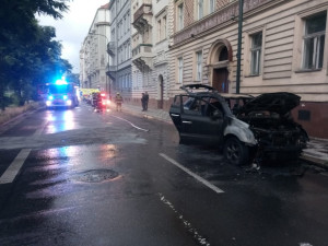 FOTO, VIDEO: Požár automobilu zastavil provoz na Smíchově. Škoda je 100 tisíc korun