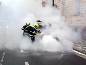 Požár automobilu zastavil provoz na Smíchově. Škoda je 100 tisíc korun.