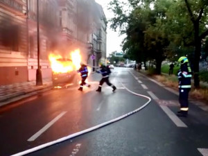 Požár automobilu zastavil provoz na Smíchově. Škoda je 100 tisíc korun.