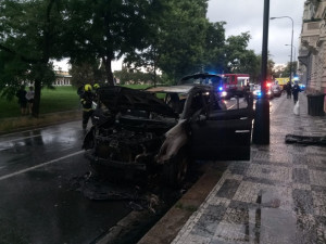 Požár automobilu zastavil provoz na Smíchově. Škoda je 100 tisíc korun.
