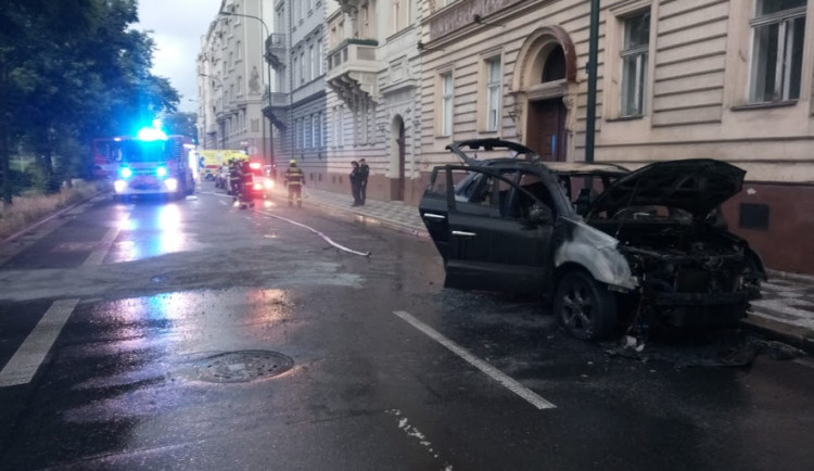 Požár automobilu zastavil provoz na Smíchově. Škoda je 100 tisíc korun.