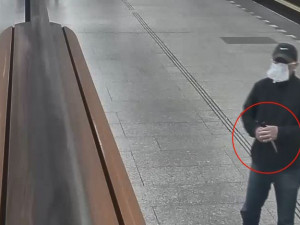 VIDEO: Kriminalisté stále pátrají po muži, který s nožem v ruce napadá ženy v Praze