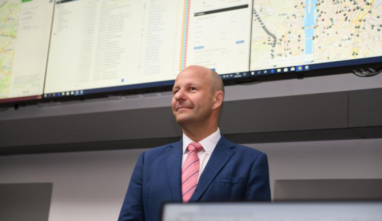 Nákaza náměstka primátora koronavirem ovlivnila schůzi Sněmovny. V karanténě jsou dva poslanci