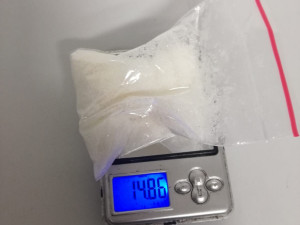 Drogy, pistole a peníze. Podezřelý muž skončil v rukou policistů