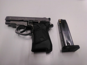 Drogy, pistole a peníze. Podezřelý muž skončil v rukou policistů