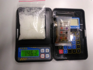 Drogy, pistole a peníze. Podezřelý muž skončil v rukou policistů