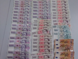 Drogy, pistole a peníze. Podezřelý muž skončil v rukou policistů