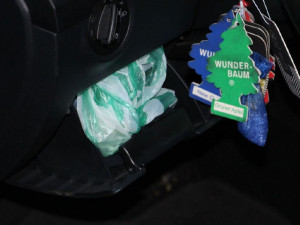 FOTO, VIDEO: Zfetovaný řidič kličkoval pražskými ulicemi. Vezl přes sedmnáct gramů kokainu