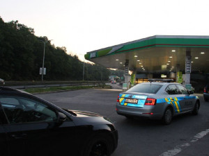 FOTO, VIDEO: Zfetovaný řidič kličkoval pražskými ulicemi. Vezl přes sedmnáct gramů kokainu