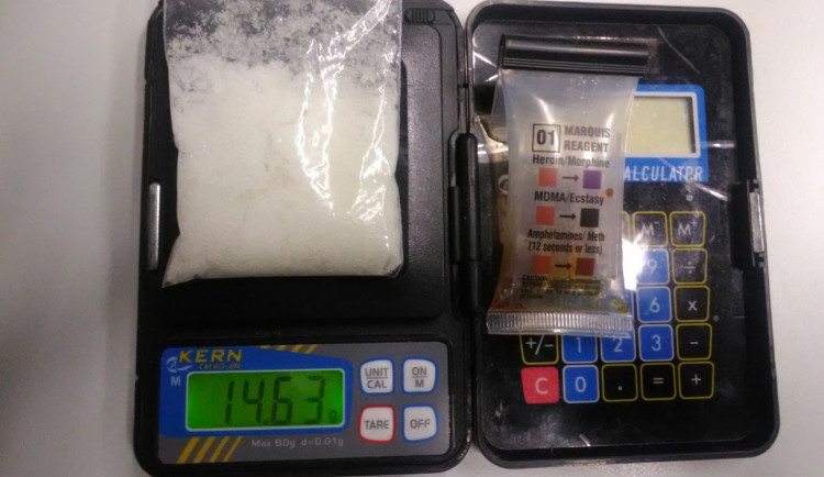 Drogy, pistole a peníze. Podezřelý muž skončil v rukou policistů