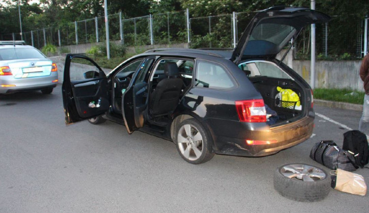 FOTO, VIDEO: Zfetovaný řidič kličkoval pražskými ulicemi. Vezl přes sedmnáct gramů kokainu