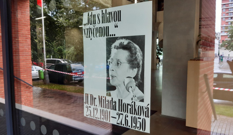 Praha 7 nabízí místním plakáty s Miladou Horákovou. Chceme, aby se podívala do své ulice, říká radní