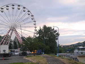 FOTO, VIDEO: Na parkovišti u botelu v Podolí vyrostlo ruské kolo, místní si stěžují