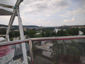 Na parkovišti u botelu v Podolí vyrostlo ruské kolo, místní si stěžují.