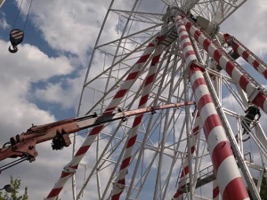 Na parkovišti u botelu v Podolí vyrostlo ruské kolo, místní si stěžují.