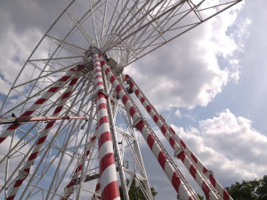 Na parkovišti u botelu v Podolí vyrostlo ruské kolo, místní si stěžují.