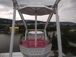 Na parkovišti u botelu v Podolí vyrostlo ruské kolo, místní si stěžují.