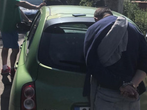 Muž měl být ve vězení, místo toho jezdil zfetovaný po Praze v kradeném autě