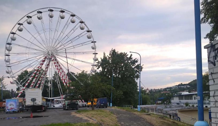 Na parkovišti u botelu v Podolí vyrostlo ruské kolo, místní si stěžují.