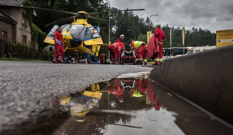 V Náchodě se srazil autobus s dodávkou, na místo nehody musel i vrtulník