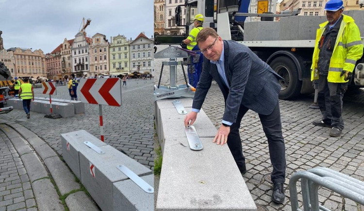 Nevzhledné bloky zmizely ze Staroměstského náměstí. Nové řešení veřejnost obratem zkritizovala.