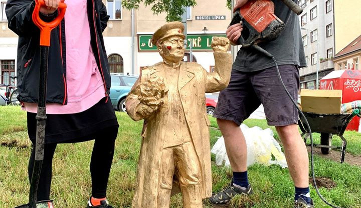 Žižkov zdobí několik Koněvů v podživotní velikosti.