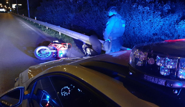 Motorkář pod vlivem drog ujížděl policii. Neúspěšně