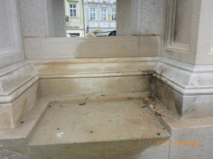 FOTO: Muž chtěl pomocí hadrů zapálit Mariánský sloup na Staromáku. Zadrželi ho strážníci