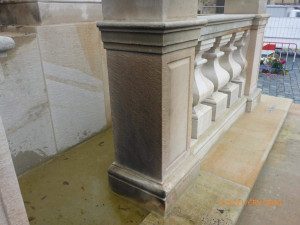 FOTO: Muž chtěl pomocí hadrů zapálit Mariánský sloup na Staromáku. Zadrželi ho strážníci