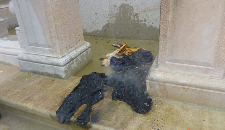 FOTO: Muž chtěl pomocí hadrů zapálit Mariánský sloup na Staromáku. Zadrželi ho strážníci