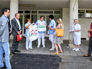 FOTO: Veselé zástěrky vykouzlí úsměv na tváři dětem v Thomayerově nemocnici