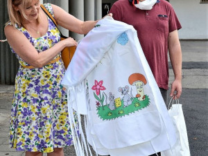 FOTO: Veselé zástěrky vykouzlí úsměv na tváři dětem v Thomayerově nemocnici