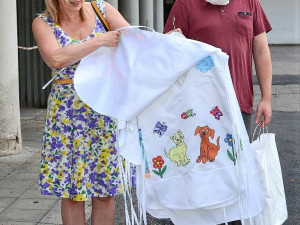 FOTO: Veselé zástěrky vykouzlí úsměv na tváři dětem v Thomayerově nemocnici