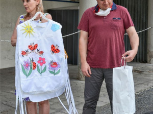 FOTO: Veselé zástěrky vykouzlí úsměv na tváři dětem v Thomayerově nemocnici