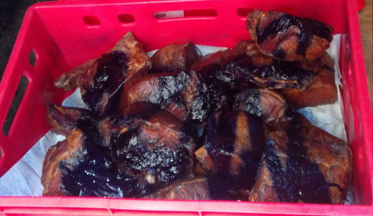 Inspekce odhalila na trhu v Praze desítky kilogramů masa neznámého původu.