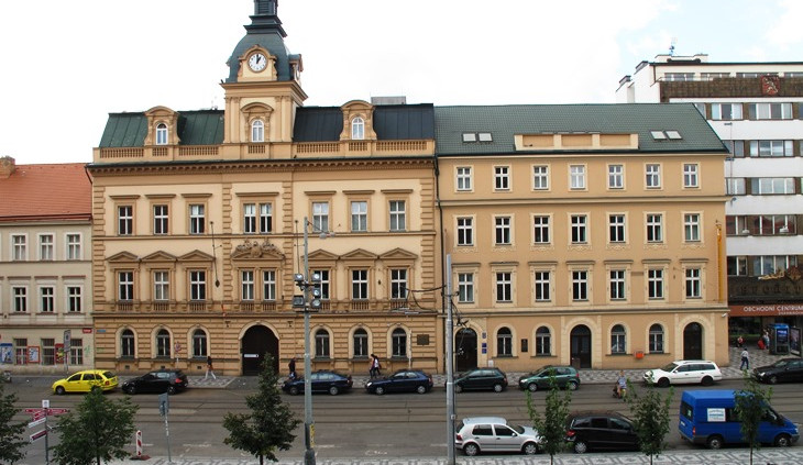 V ppad radnice v Praze 10 to me vyjt takka nastejno. Opozice nyn Budovu radnice zvanou Vlasta ve Vrovick ulici hodl souasn veden Prahy 10. Falen policista kontroloval lidi u metra, policie hled svdky. Opozice zpochybuje opravu radnice Prahy 10, me pr stt