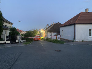 Vyjednavači sedm hodin přesvědčovali muže, aby slezl ze střechy domu v Malešicích.